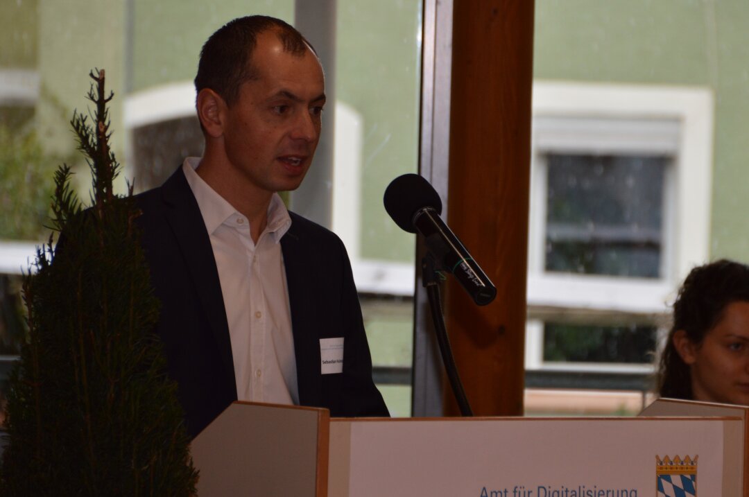 Der stellvertretende Amtsleiter, Sebastian Hubmann, hält die Begrüßungsrede