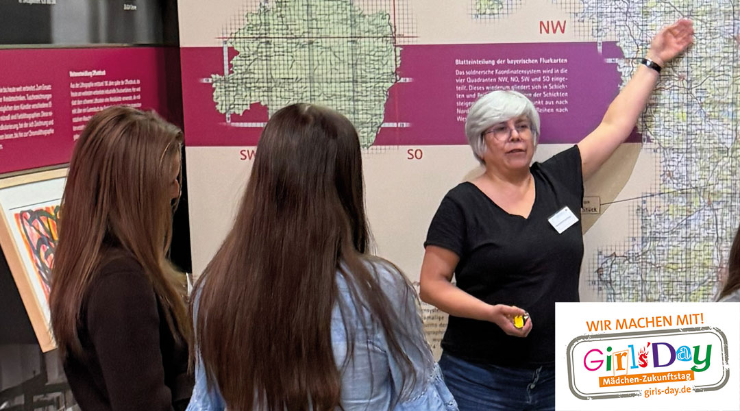 Kuratorin Friederike Hausmann bei der Führung im Steinkeller, sie erklärt Blatteinteilung der Bayerischen Flurkarten